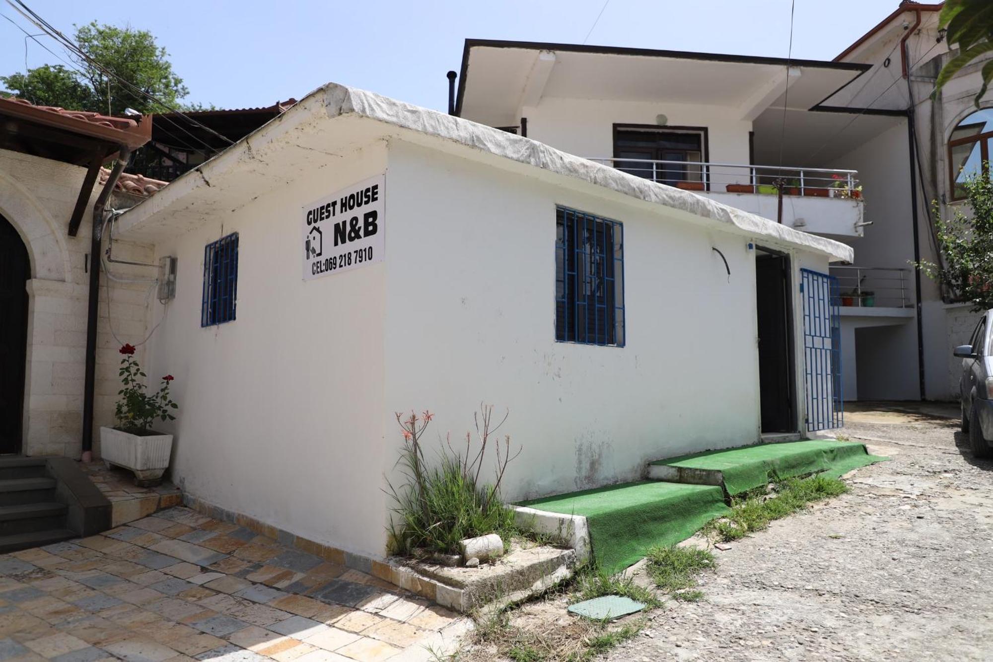 Guesthouse N&B Berat Buitenkant foto